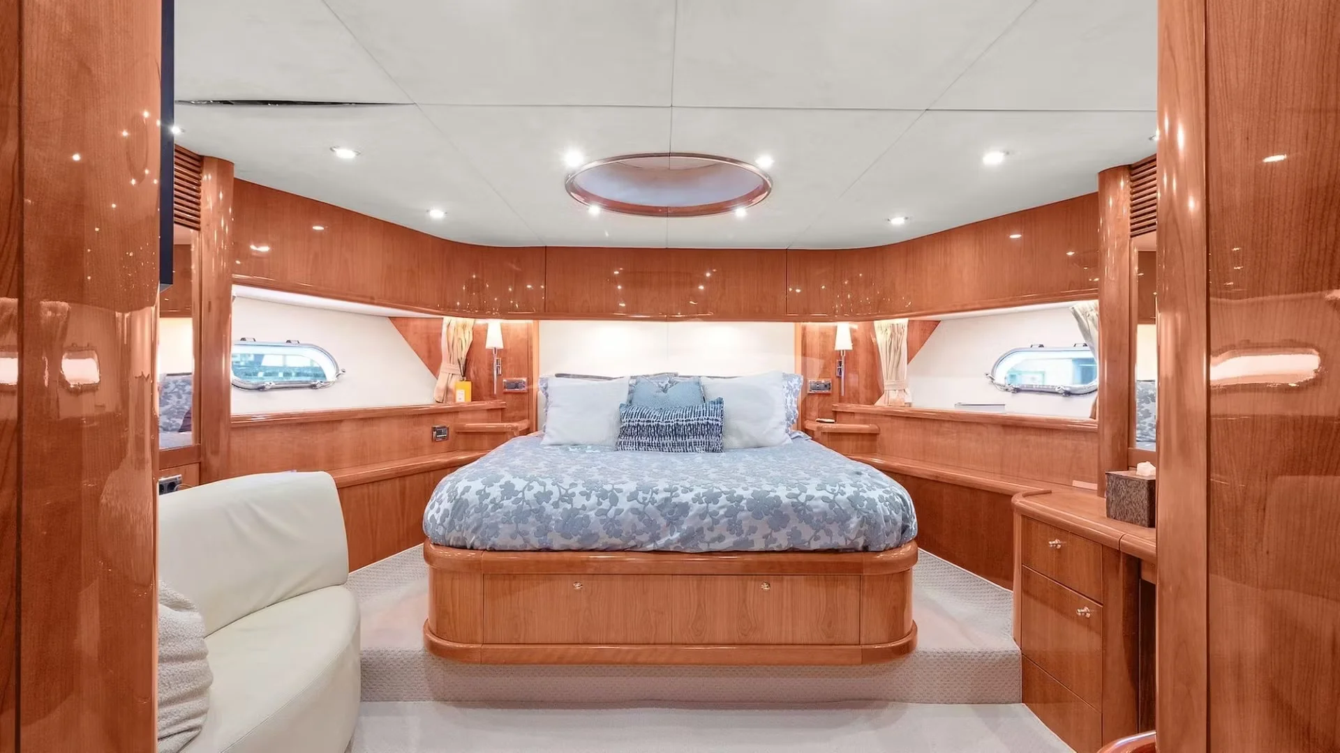 90ft Sunseeker Acqua VIP guest cabin